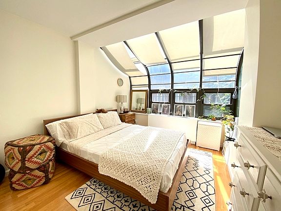 5th image of 259 Elizabeth St APT 3C