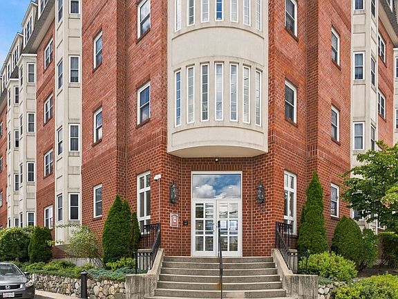 2nd image of 120 Wyllis Ave #104
