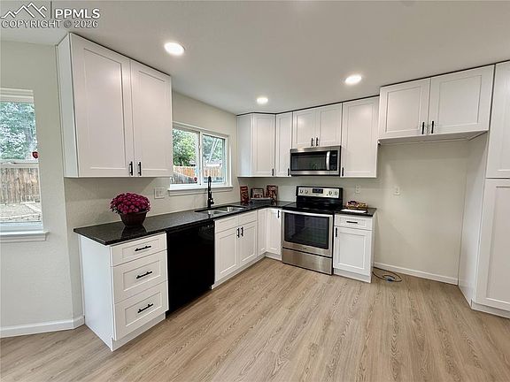 4th image of 490 Dix Cir