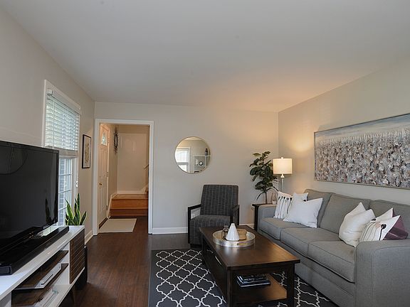 3rd image of 2062 Woodlawn Ave SE