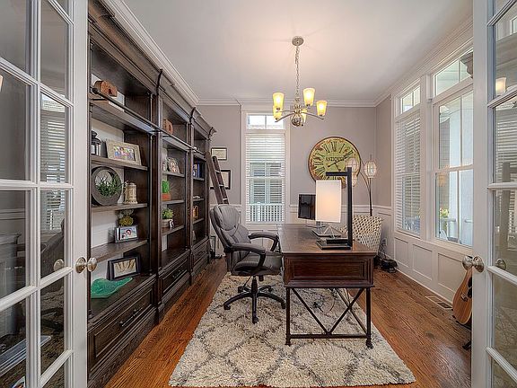 3rd image of 136 Sisters Cove Ct