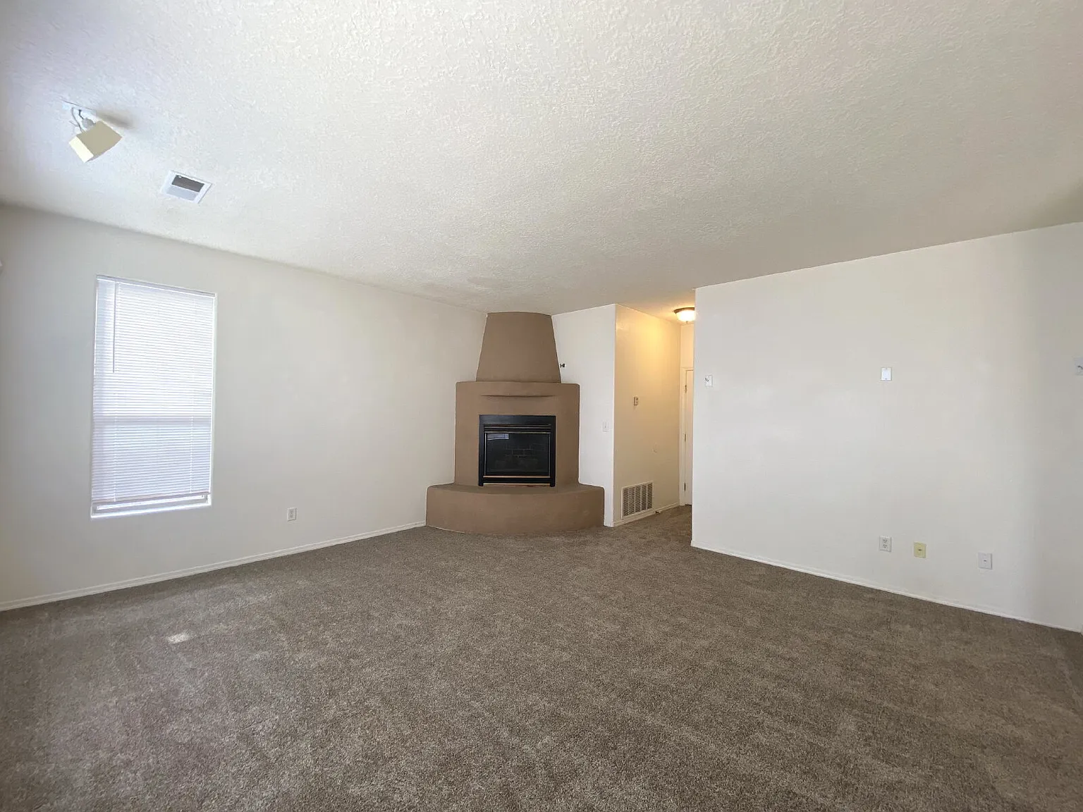 3 bed, 2.5 bath, 2050 sqft, $2,095 — Photo 4