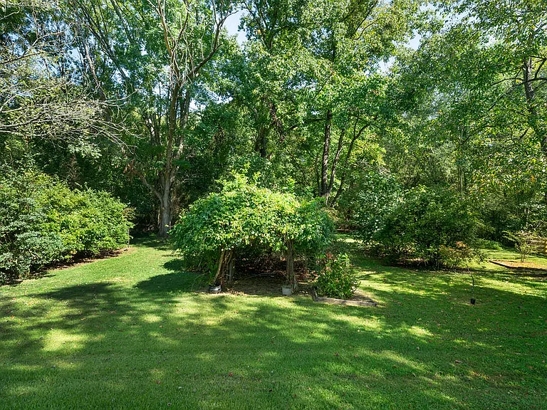 1370 Angus Trl SW — Photo 32