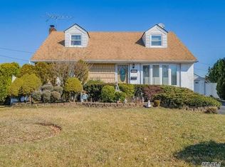 553 Seminole Rd, Franklin Square, NY 11010