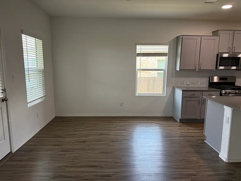 913 Bluewood Bnd — Photo 6
