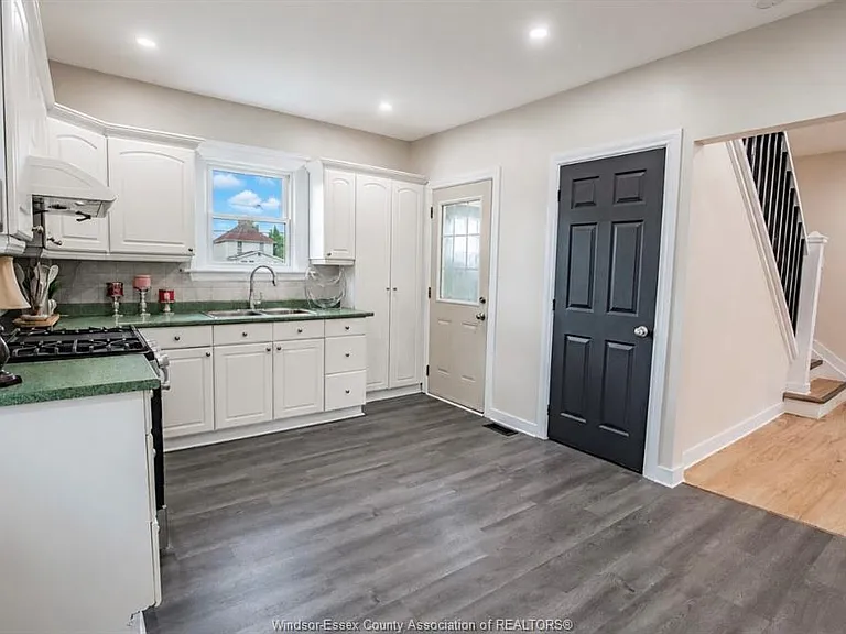 859 Pierre Ave — Photo 10