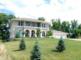 W2370 Gabriel Ct, Oconomowoc, WI 53066