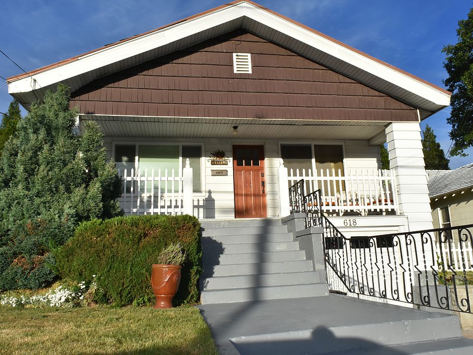 2nd image of 618 S Mount Shasta Blvd