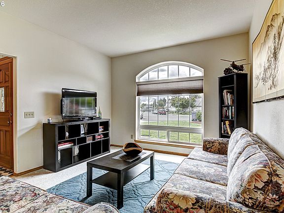 4th image of 606 NE Amanda Pl