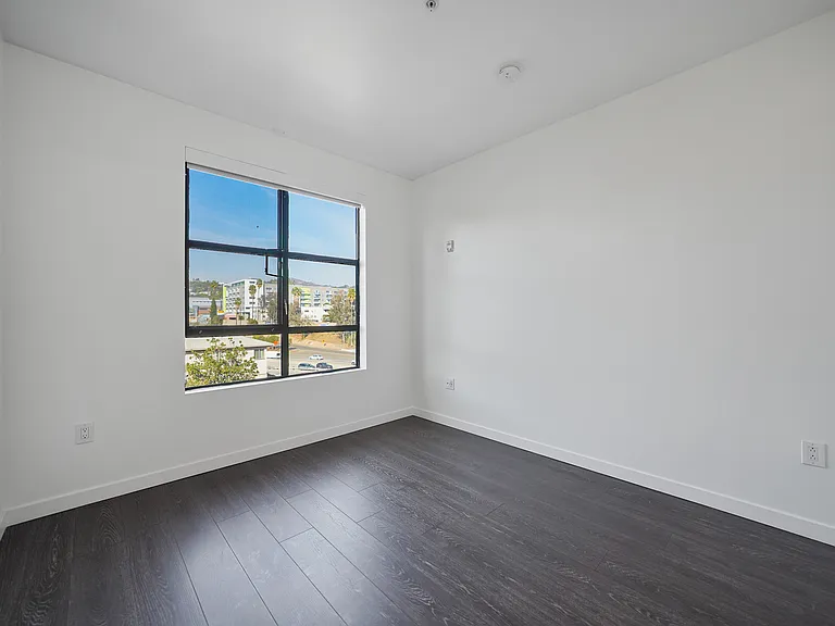 5800 Harold Way — Photo 29