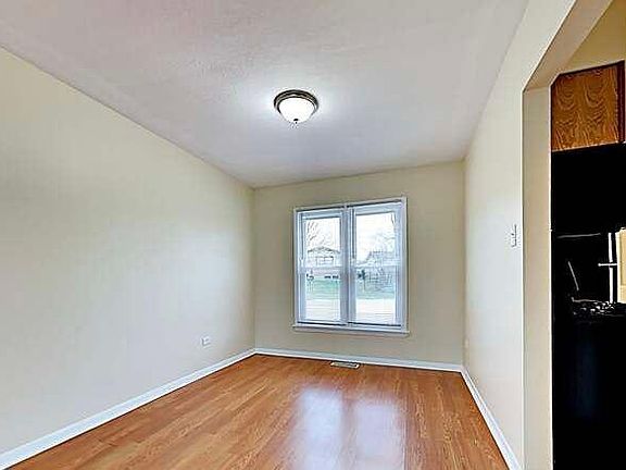 3rd image of 23627 Mission Dr