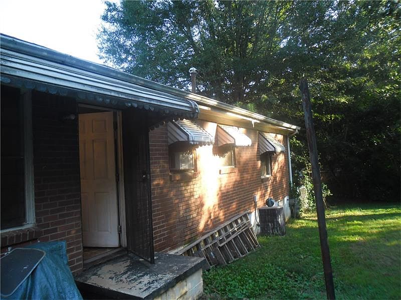 2nd image of 2321 Locust Ln SE