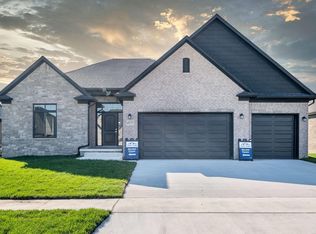 16930 Glenhurst Dr, Macomb, MI 48044