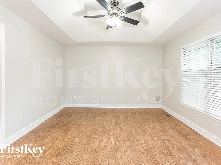 308 Oak St W — Photo 4