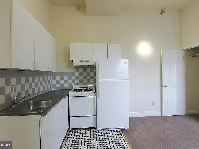 100 E Price St #1G — Photo 8