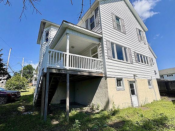 4th image of 802 Delaware St