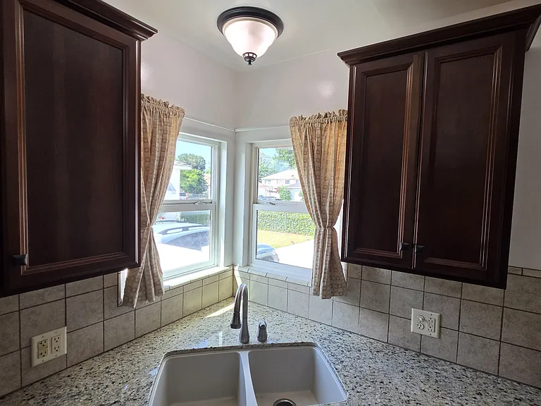 1232 N Screenland Dr — Photo 5