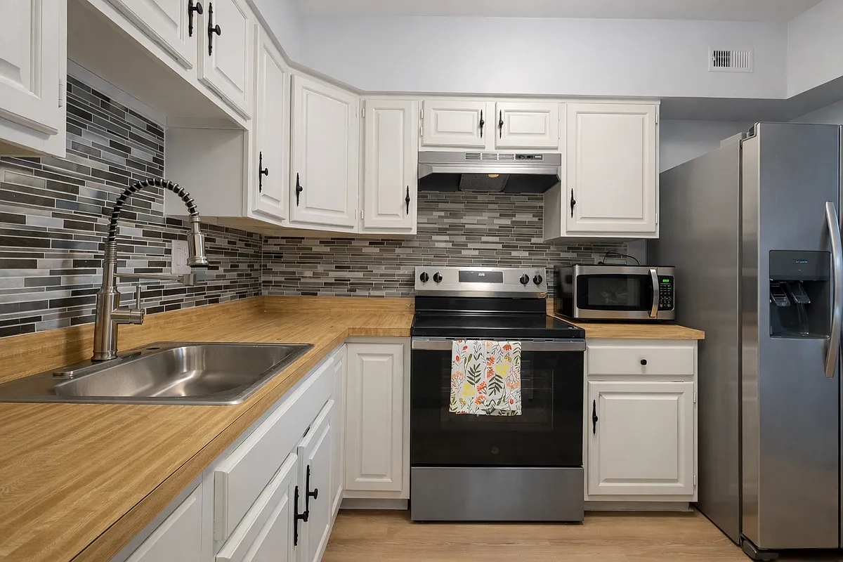 Kitchen - 21 Sunbury Ct #21