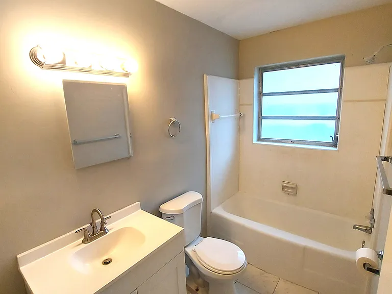 2247 Stella St — Photo 11