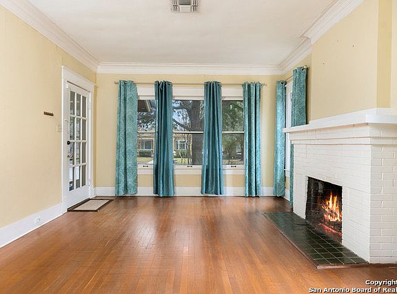 5th image of 327 W Gramercy Pl