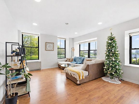 3rd image of 1 Greene St APT 103