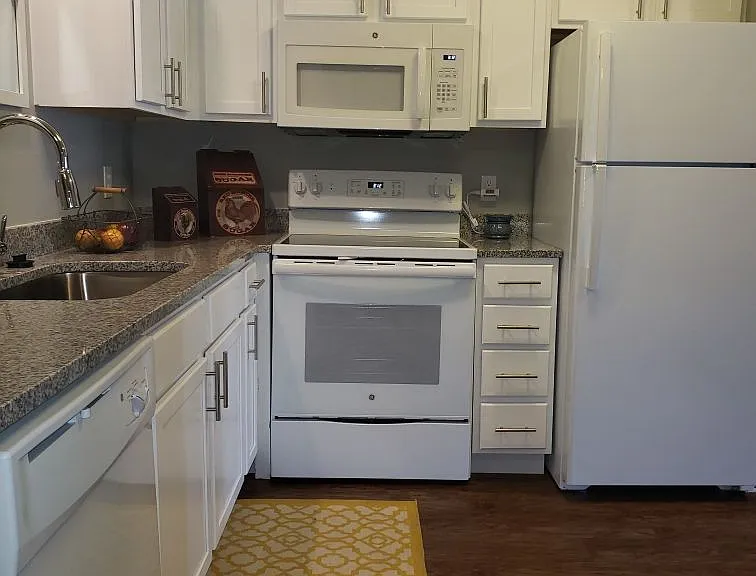 Lakeview Court Apartments — Photo 7