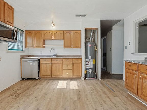 4th image of 1024 Harris Dr
