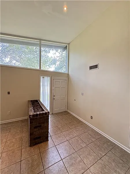 3 bed, 2343 sqft, $2,300 — Photo 3