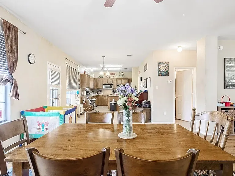 2426 Caroline Ct — Photo 21