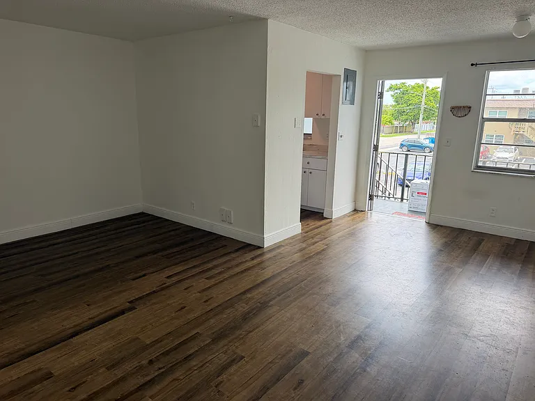 5741 SW 36th Ct — Photo 5