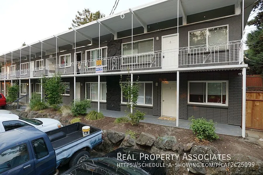 Top Floor Two Bedroom Apartment in Renton Near Boeing — Photo 2