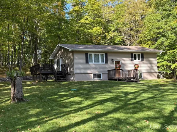 W8636 Lynch Rd, Iron Mountain, MI 49801