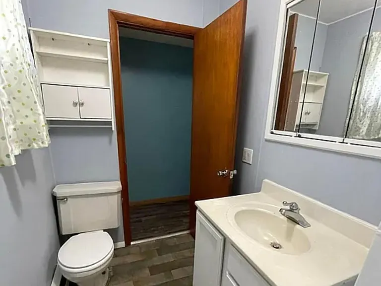 1810 Ryan Ave — Photo 6