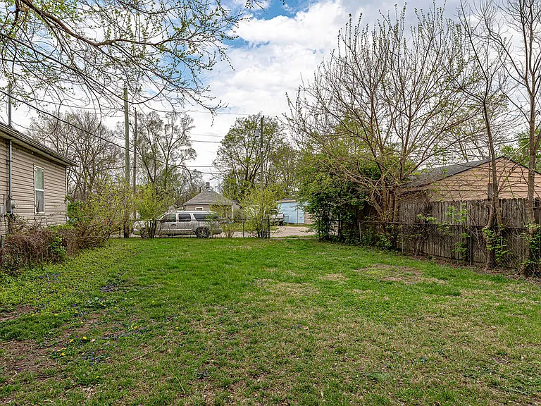 1915 Woodlawn Ave — Photo 24