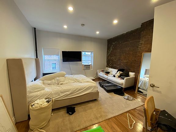 4th image of 130 Christopher St APT 8