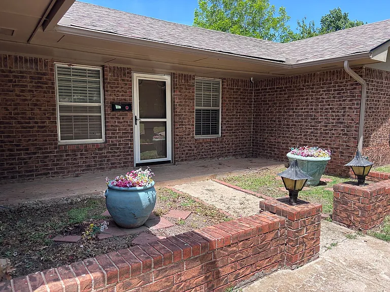 802 Amity Ln — Photo 4