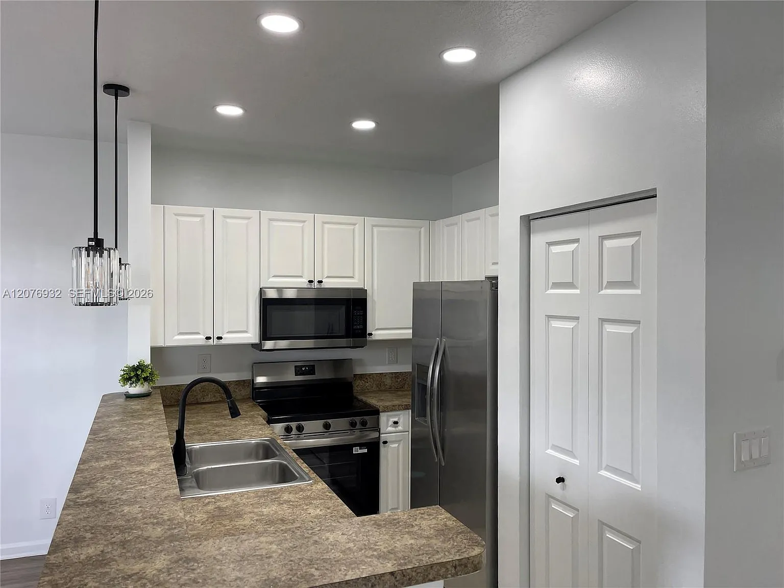 Coral Park Townhomes West — Photo 4