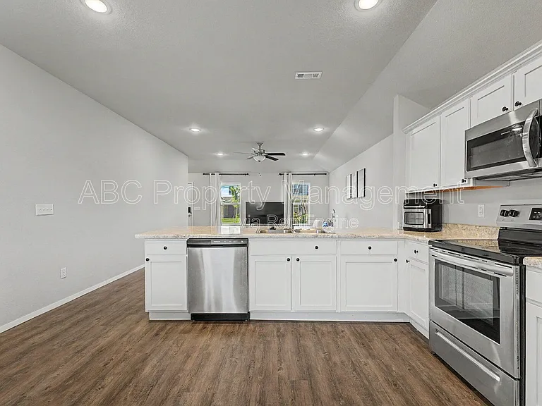 946 E Sparrow Cir — Photo 3