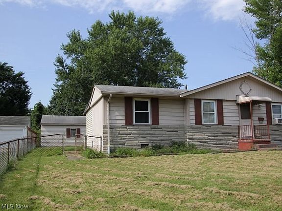 5th image of 3010 Solar Dr NW