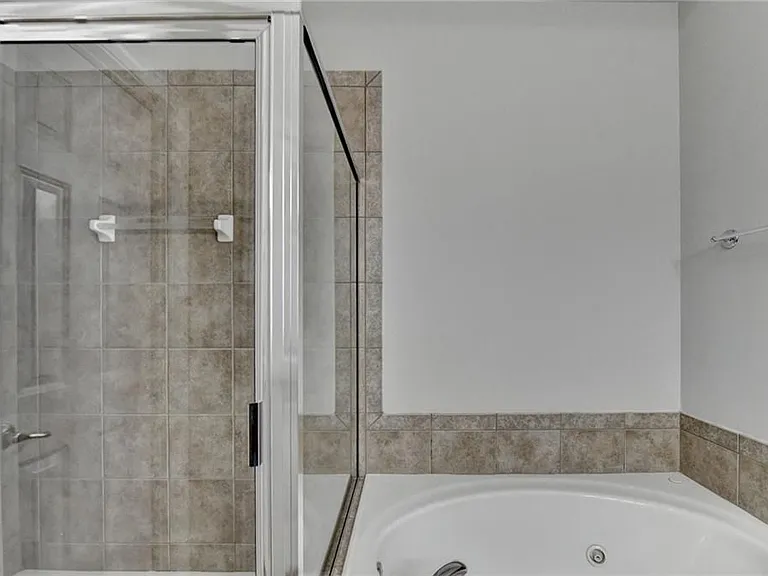 813 Clifton Heights Ln — Photo 32