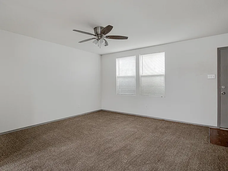 1420 Krista Dr — Photo 2