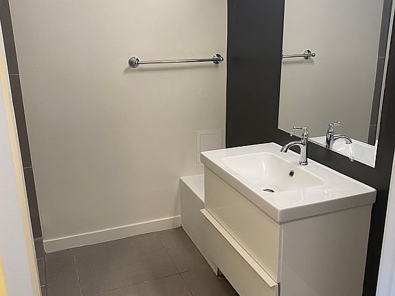 3rd image of 14153 Victory Blvd #201