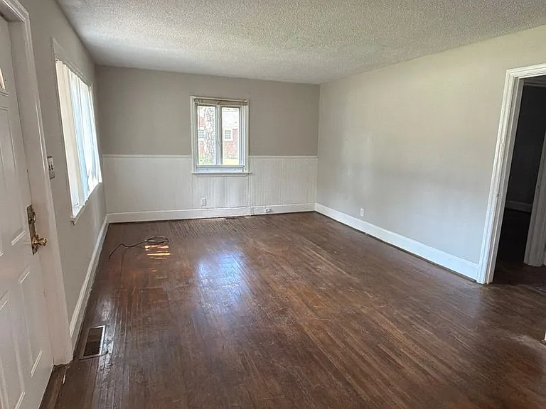 3526 Eastway Dr — Photo 2