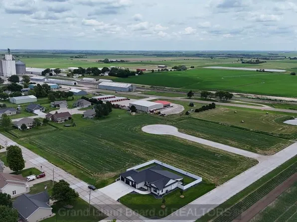 2 Wall Circle Dr, Hampton, NE 68843
