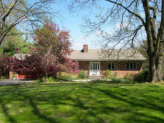 3rd image of 27 Hilltop Dr