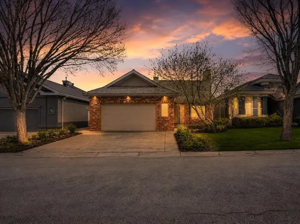 82 W Valley Ridge Point NW, Calgary, AB T3B 5R7