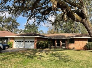 613 Magnolia St, Lake Jackson, TX 77566