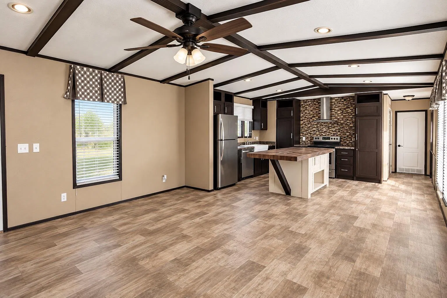 3 bed, 2.0 bath, 1280 sqft, $1,699 — Photo 3