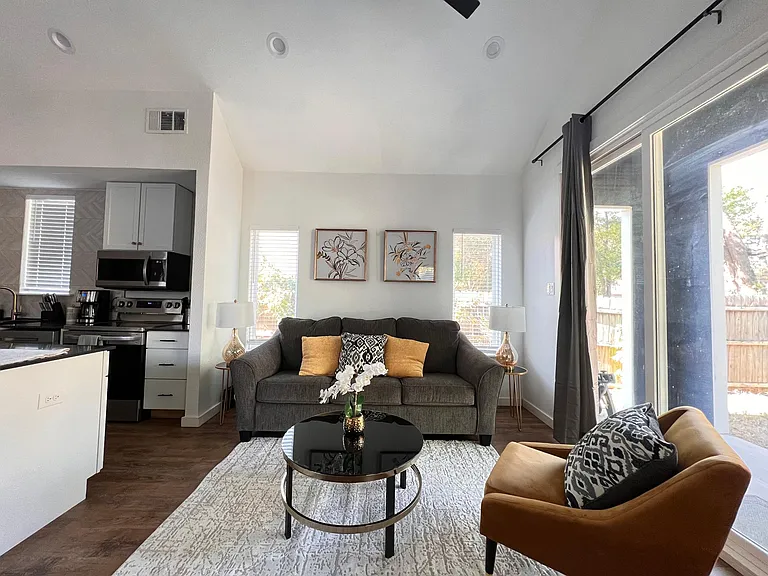 3815 Hamilton Ave — Photo 5