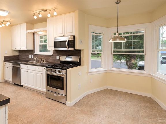 5th image of 839 NW Dogwood Ave
